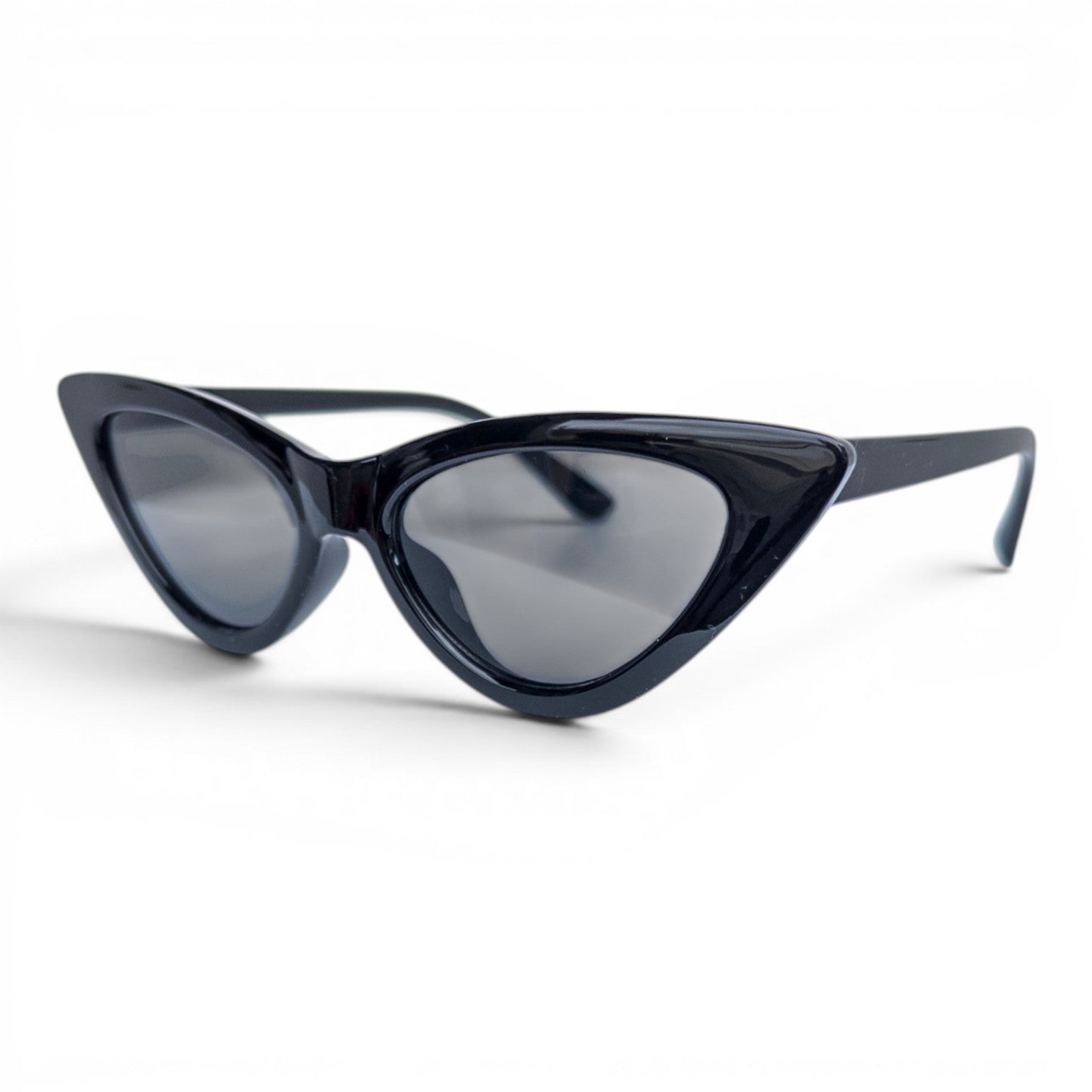 Go Girl USA Shop black cat-eye sunglasses with polarized lenses and a sleek frame.